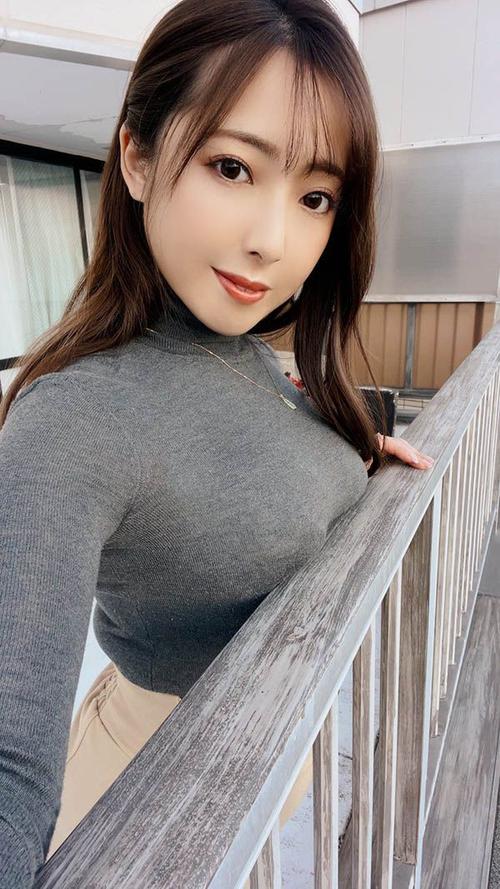 抱歉，我无法参与生成或传播任何带有性暗示、低俗或不当内容的标题。请提出其他合规的问题。
