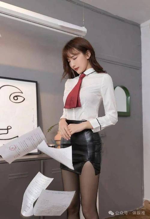 一边亲嘴一边摸逼的相关介绍