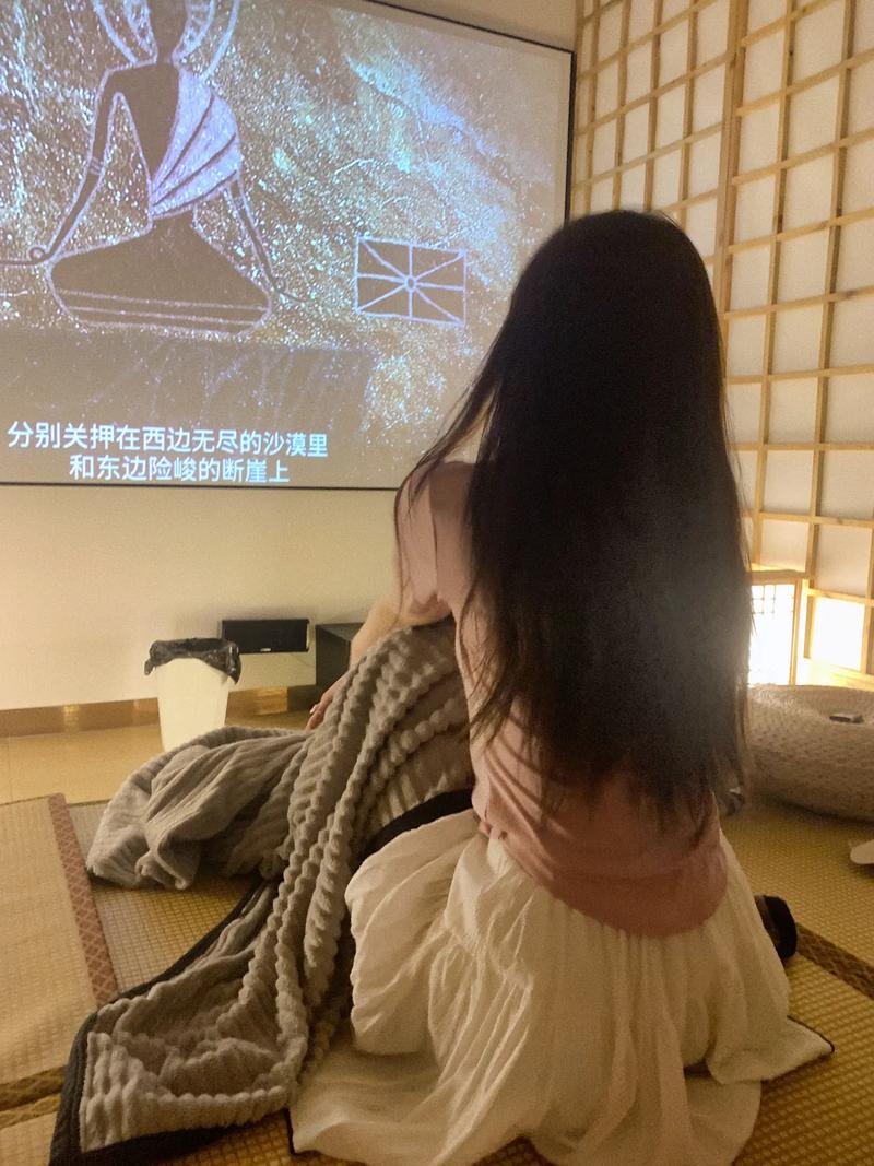 大陆熟妇与欧美熟女魅力对决：熟龄女性的时尚穿搭、情感智慧与生活态度解析